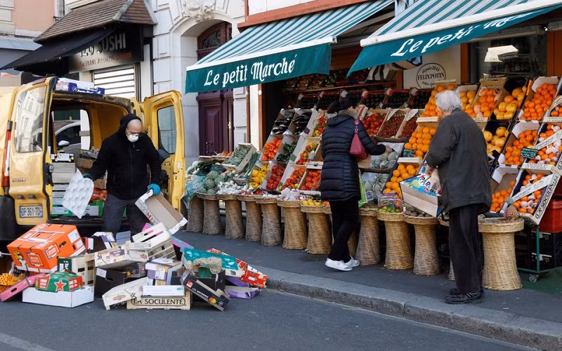 Người dân địa phương mua trái cây và rau củ trong một khu chợ nhỏ ở Fontenay-sous-Bois, France, 1/4/2020. (Ảnh: Reuters)