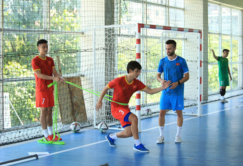 HLV thể lực Miguel Ledesma Carrasco hướng dẫn các cầu thủ. (Ảnh: VFF)
