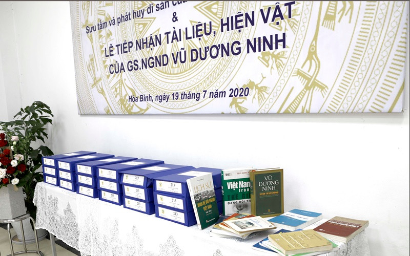 Hơn 700 tài liệu và hiện vật được GS. NGND Vũ Dương Ninh trao tặng Trung tâm Di sản các nhà khoa học Việt Nam. Sưu tầm và phát huy di sản của các nhà sử học Việt Nam -0