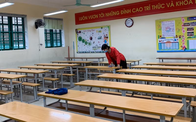 Cán bộ, giáo viên trường THCS Kỳ Bá (TP Thái Bình) tổ chức tổng vệ sinh lớp học, sẵn sàng đón học sinh khối lớp 9 đến trường.