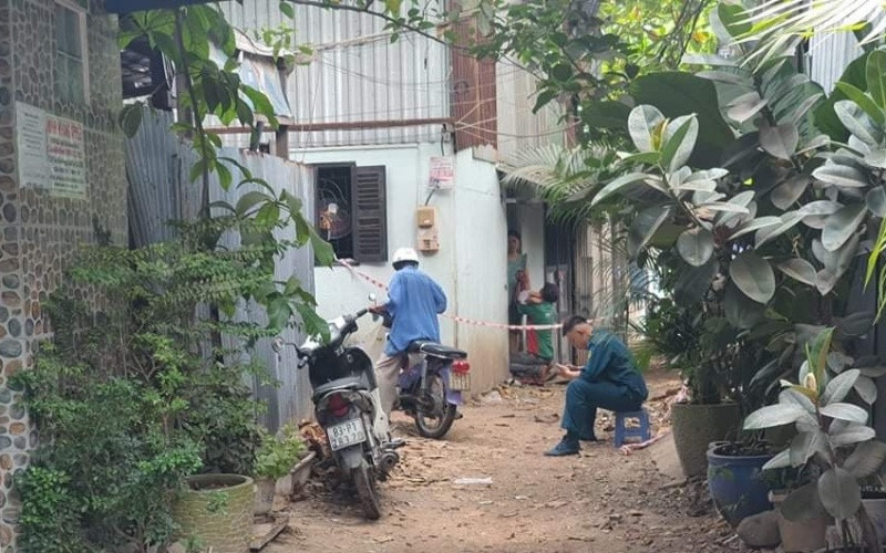 Lực lượng chức năng phong tỏa hiện trường để điều tra vụ việc. 