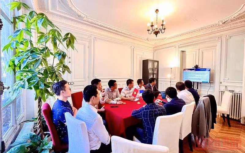 Các chuyên gia tham dự Hội thảo tại đầu cầu tại Pháp. 