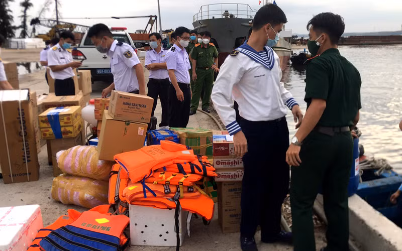 Đoàn cán bộ quân y Bộ Tư lệnh Vùng 4 Hải quân chuẩn bị lên tàu mang theo các thiết bị vật tư y tế ra hỗ trợ huyện đảo Phú Quý chống dịch.