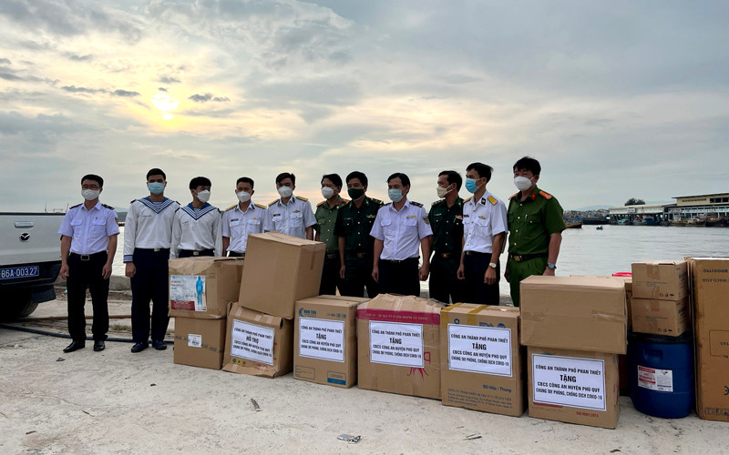 Đoàn cán bộ quân y được Bộ Tư lệnh vùng 4 Hải quân điều động ra hỗ trợ huyện đảo Phú Quý chống dịch. Bộ Tư lệnh Vùng 4 Hải quân hỗ trợ huyện đảo Phú Quý chống dịch -0