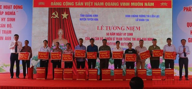 Lãnh đạo tỉnh Quảng Bình tặng quà cho thân nhân các liệt sĩ. Quảng Bình: Tưởng niệm 50 năm ngày hy sinh của 13 cán bộ, chiến sĩ Trạm thông tin A69 -0