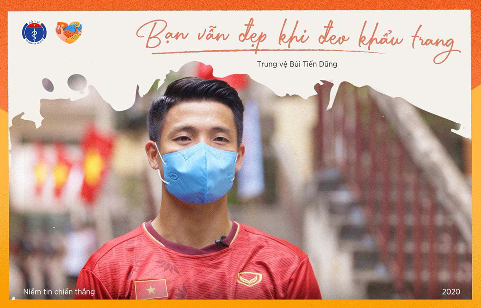 Trung vệ Bùi Tiến Dũng. Nhiều nghệ sĩ, diễn viên hưởng ứng chiến dịch “Bạn vẫn đẹp khi đeo khẩu trang” -0
