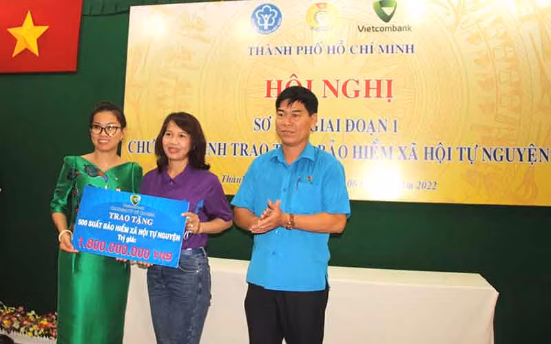 Trao sổ Bảo hiểm xã hội tự nguyện biểu trưng cho đoàn viên nghiệp đoàn. 