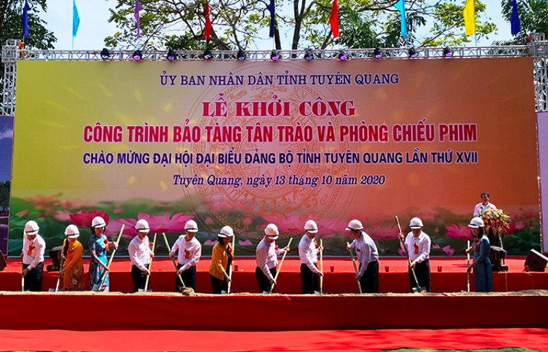 Đồng chí Trần Quốc Vượng, Ủy viên Bộ Chính trị, Thường trực Ban Bí thư cùng các đại biểu thực hiện khởi công công trình Bảo tàng Tân Trào.