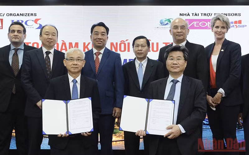 Cục trưởng Cục Đầu tư nước ngoài Đỗ Nhất Hoàng (phải) và Tổng giám đốc Becamex IDC Phạm Ngọc Thuận ký kết hợp tác giữa hai đơn vị.