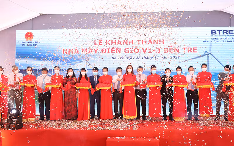 Cắt băng khánh thành Nhà máy điện gió V1-3 Bến Tre.