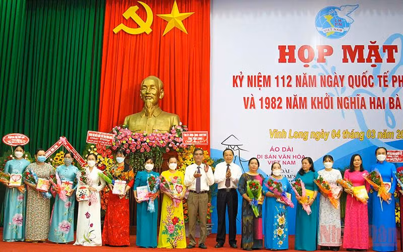 Lãnh đạo tỉnh Vĩnh Long tuyên dương tặng quà cho nữ cán bộ tiêu biểu nhân buổi họp mặt ngày 4/3. 