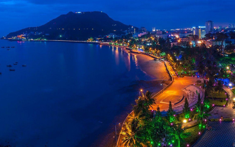 Bãi Trước ở Vũng Tàu lung linh huyền ảo về đêm (Ảnh: Dulichso.vn) Nghỉ lễ 30-4 và 1-5, du khách Việt Nam lựa chọn điểm đến nào? -0