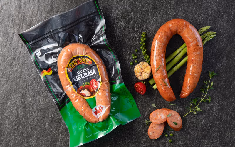 Đức Việt giới thiệu sản phẩm xúc xích cao cấp.