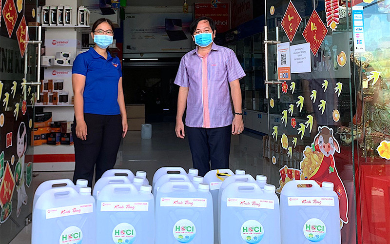 Thành viên Hiệp hội doanh nghiệp tỉnh Cà Mau hỗ trợ tiền, nước khử khuẩn ủng hộ phòng, chống dịch Covid-19. Doanh nghiệp Cà Mau chung tay phòng, chống dịch Covid-19 -0