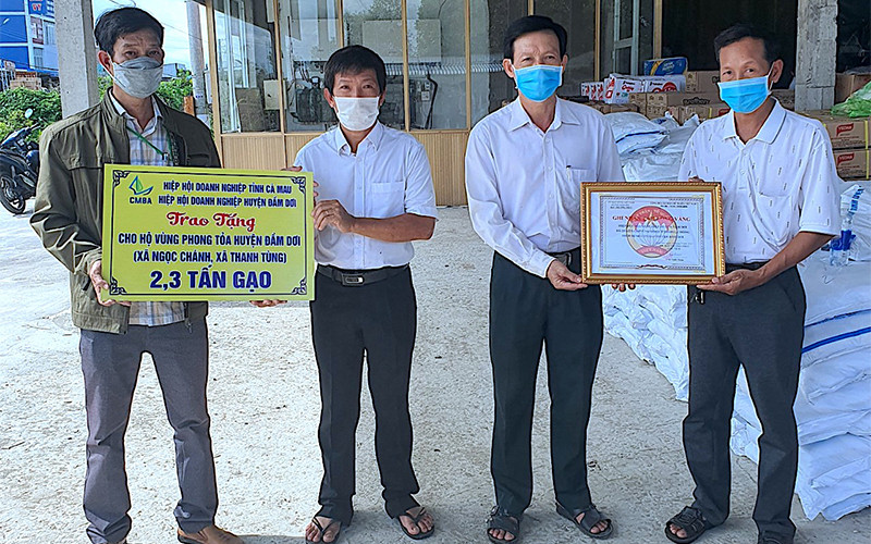 Thành viên Hiệp hội doanh nghiệp tỉnh Cà Mau trao hỗ trợ gạo cho người dân khu vực cách ly y tế ở huyện Đầm Dơi, tỉnh Cà Mau. Doanh nghiệp Cà Mau chung tay phòng, chống dịch Covid-19 -0