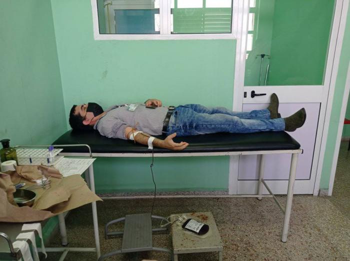 Người dân Cuba hiến máu hỗ trợ nạn nhân trong vụ nổ tại khách sạn Saratoga. (Ảnh: Prensa Latina) Cuba khẩn trương công tác tìm kiếm cứu nạn sau vụ nổ ở thủ đô La Habana -0