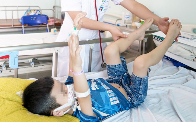 Bác sĩ thăm khám sức khoẻ và chức năng vận động cho bệnh nhân tại Khoa huyết học lâm sàng. Vì sao bệnh rối loạn đông máu hầu hết chỉ gặp ở trẻ trai? -0
