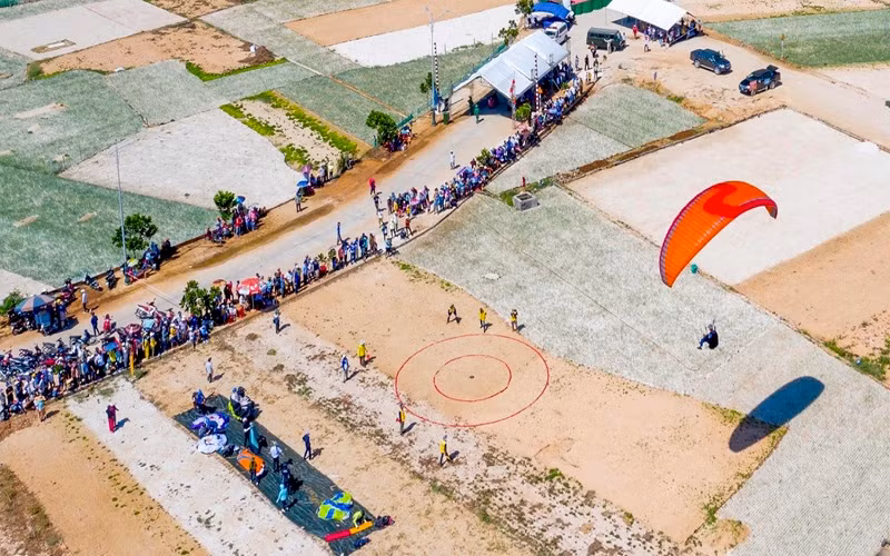 Các vận động viên thi đấu giải Dù lượn Việt Nam mở rộng tại huyện đảo Lý Sơn năm 2019. (Ảnh: MT)