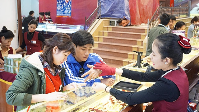 Giá vàng đang trong thời điểm có nhiều biến động, mua bán ngoài thị trường chỉ ở mức thấp và nhỏ lẻ.