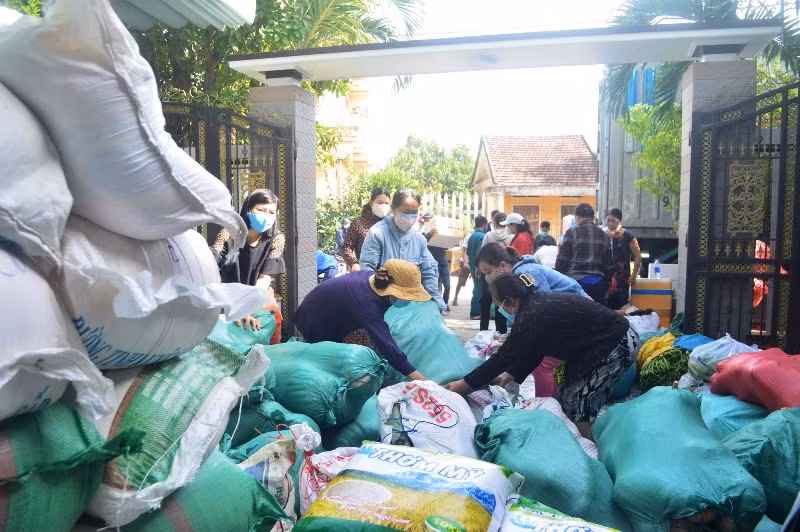 Người dân Quảng Ngãi chung tay ủng hộ hàng hóa, nhu yếu phẩm giúp người dân các tỉnh phía nam gặp khó khăn do dịch bệnh.