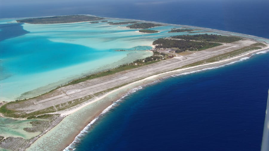 Sân bay Bora Bora (Motu Mute), Polynesia thuộc Pháp ở vị trí thứ sáu. (Ảnh: CNN) 10 sân bay có phong cảnh đường băng đẹp nhất thế giới -0