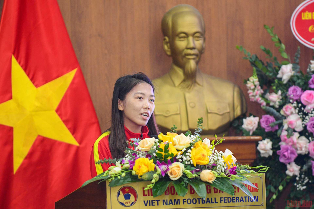 Đội trưởng Huỳnh Như kể lại hành trình nhọc nhằn của đội tuyển nữ tại Asian Cup 2022. (Ảnh: THÀNH ĐẠT) Tuyển nữ Việt Nam nhận thưởng lớn tại Lễ mừng công -0