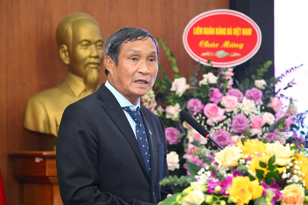 HLV Mai Đức Chung phát biểu tại buổi lễ. (Ảnh: THÀNH ĐẠT) Tuyển nữ Việt Nam nhận thưởng lớn tại Lễ mừng công -0
