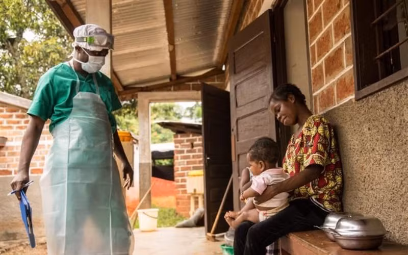 Điều trị cho bệnh nhân mắc bệnh đậu mùa khỉ tại Zomea Kaka, Cộng hòa Trung Phi. (Ảnh: AFP/TTXVN)
