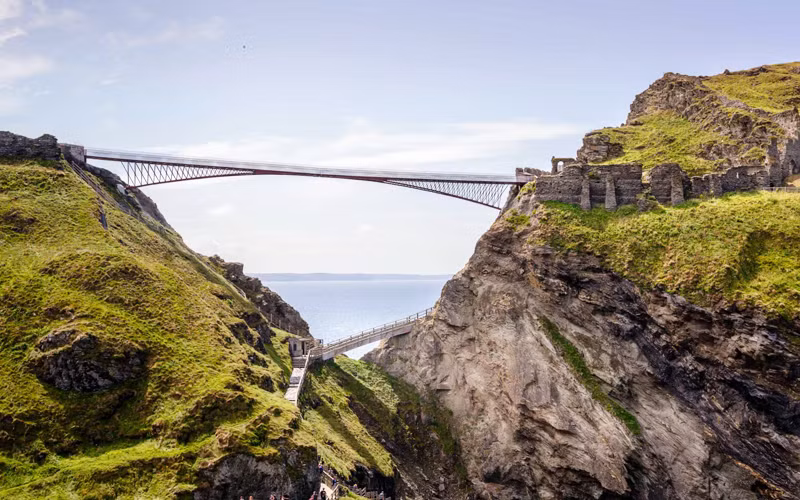 Lâu đài Tintagel, một pháo đài thời trung cổ nằm ở vùng Cornwall, đang chịu tác động nặng nề do Covid-19 (Ảnh: GUARDIAN)