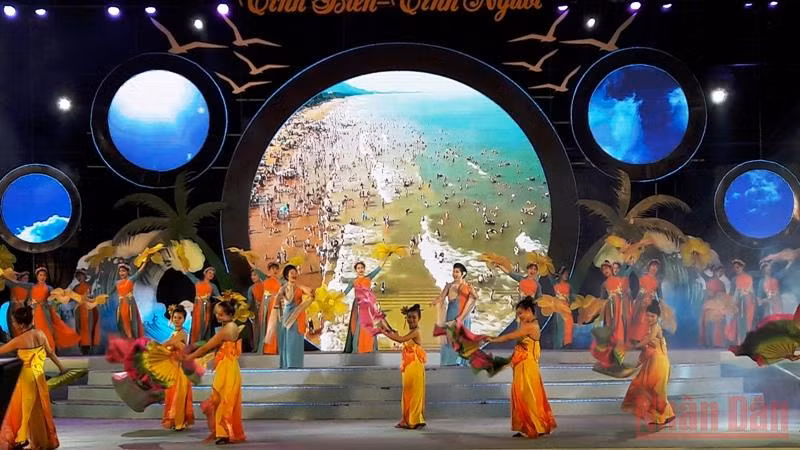 Khai hội du lịch biển Hải Tiến -0