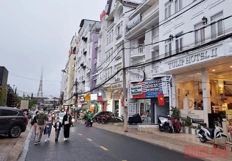 Du khách thư thái dạo phố phường Đà Lạt. 5mua_Da_Lat-1651332328342.jpeg