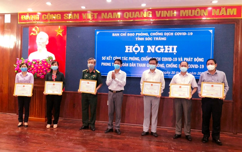 Lãnh đạo tỉnh Sóc Trăng trao Bằng khen cho các tập thể, cá nhân có thành tích xuất sắc trong công tác phòng, chống Covid-19. Phóng viên Báo Nhân Dân được tặng Bằng khen trong công tác phòng, chống dịch Covid-19 -0