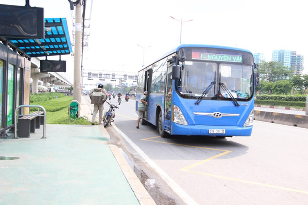 Ngành giao thông cũng giảm số lượng tuyến xe buýt để phòng, ngừa dịch. Ảnh: Người dân bắt xe buýt trên xa lộ Hà Nội. Người dân TP Hồ Chí Minh trong thời gian giãn cách do dịch Covid-19 -0