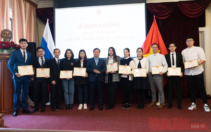Tuyên dương những cá nhân có đóng góp cho mạng lưới hỗ trợ phòng, chống Covid-19 tại LB Nga. (Ảnh: Thanh Thể) Khen thưởng cá nhân xuất sắc trong công tác cộng đồng người Việt tại LB Nga -0