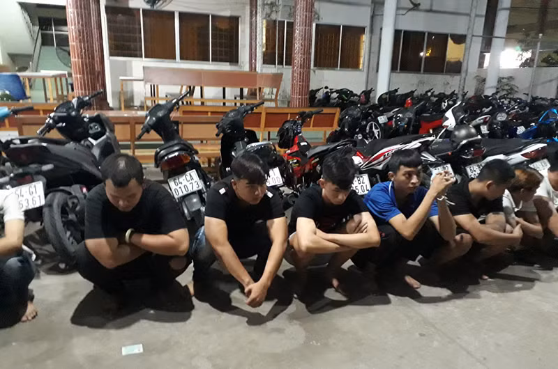 Những đối tượng đua xe và cổ vũ đua xe trái phép bị ngăn chặn, bắt giữ. 