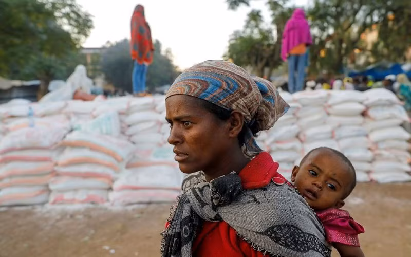 Người dân xếp hàng chờ nhận lương thực cứu trợ tại thị trấn Shire, vùng Tigray, Ethiopia. (Ảnh: Reuters)