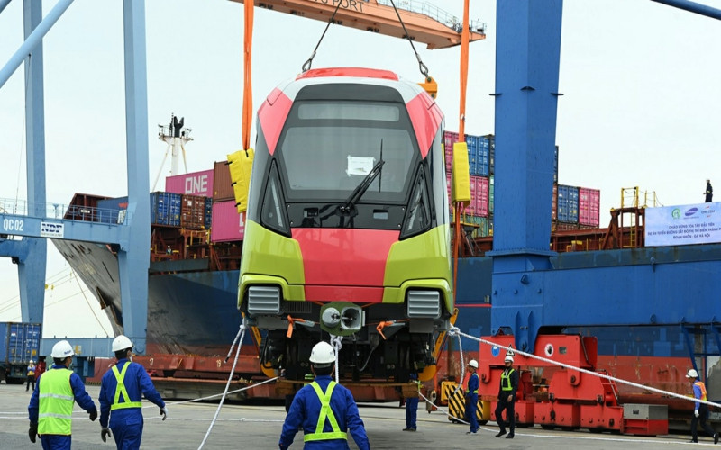 Đoàn tàu Metro "Hành trình xanh" gồm bốn toa được sơn màu xanh lá mạ, hồng đỏ và trắng với biểu tượng Khuê Văn Các, được sản xuất bởi đơn vị Alstom (Pháp). 4_5093-1603006302657.jpg