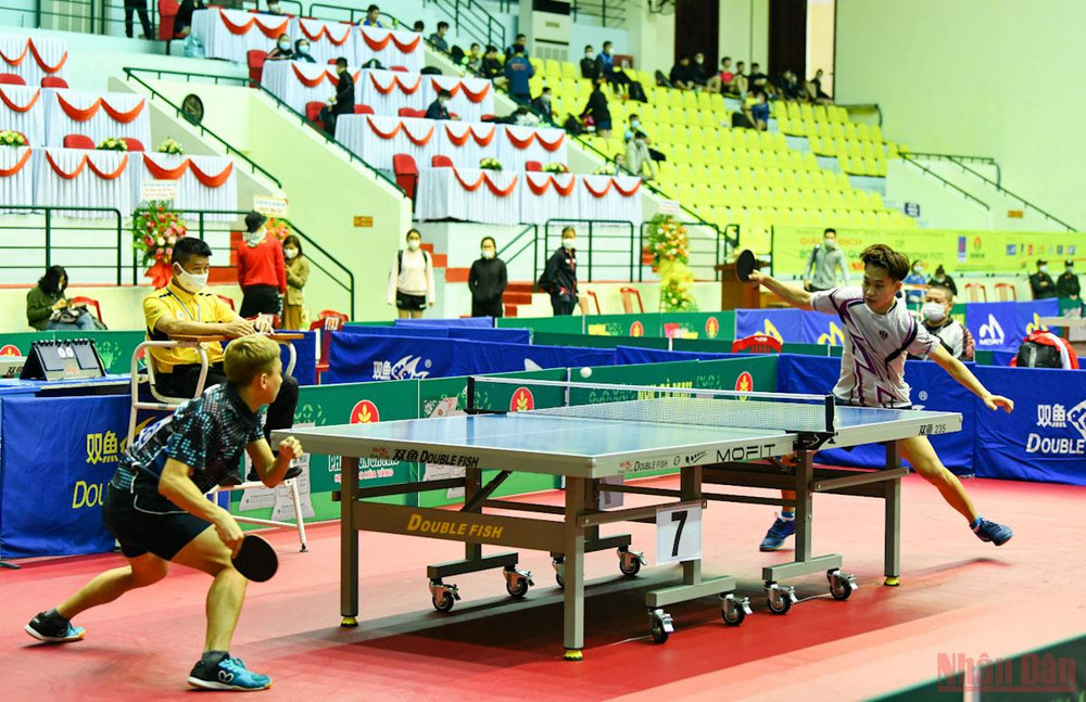 Cặp đấu cân tài cân sức giữa hai tay vợt Đỗ Tuấn Kiệt (trái) và Lê Văn Đức. Đinh Anh Hoàng bị loại sớm ở nội dung đơn nam -0