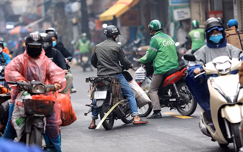 Xe máy “đồng nát” tung hoành trên đường phố Hà Nội -4