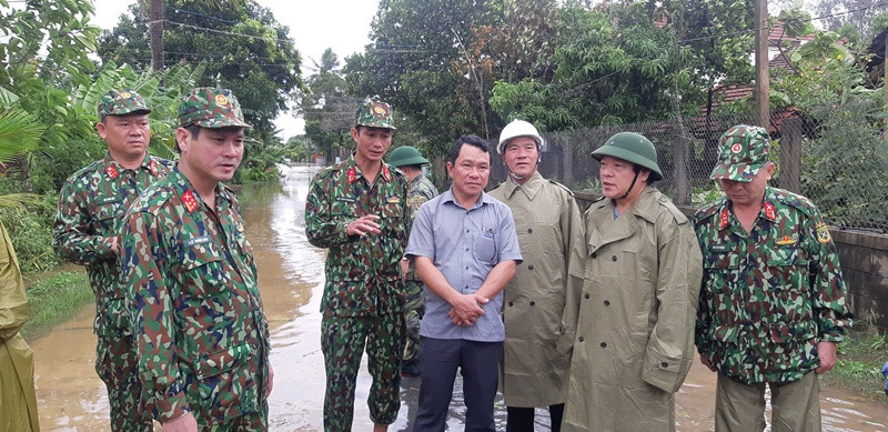 Lãnh đạo Quân khu 5 và tỉnh Quảng Ngãi kiểm tra công tác ứng phó mưa lũ tại huyện Bình Sơn. Quảng Ngãi tập trung ứng phó mưa lũ -0