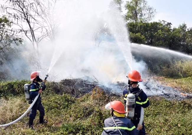 Diễn tập chữa cháy rừng năm 2021 tại khu đặc dụng Vườn chim Bạc Liêu. Ảnh: HẢI LINH