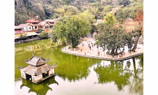 Chùa Thầy (Hà Nội) vào mùa hoa gạo. Ảnh: HÀ TRẦN