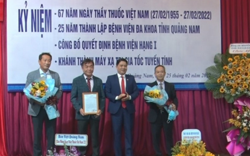 Lãnh đạo tỉnh Quảng Nam trao quyết định công nhận Bệnh viện đa khoa Quảng Nam trở thành bệnh viện hạng 1. Quảng Nam đưa khu xạ trị gia tốc tuyến tính vào phục vụ người bệnh -0