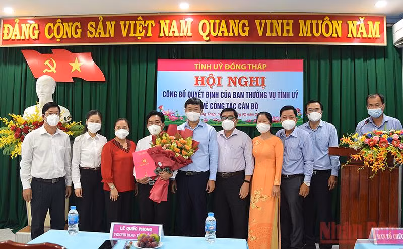 Bí thư Tỉnh ủy Đồng Tháp Lê Quốc Phong trao quyết định điều động, bổ nhiệm đồng chí Nguyễn Minh Phú.