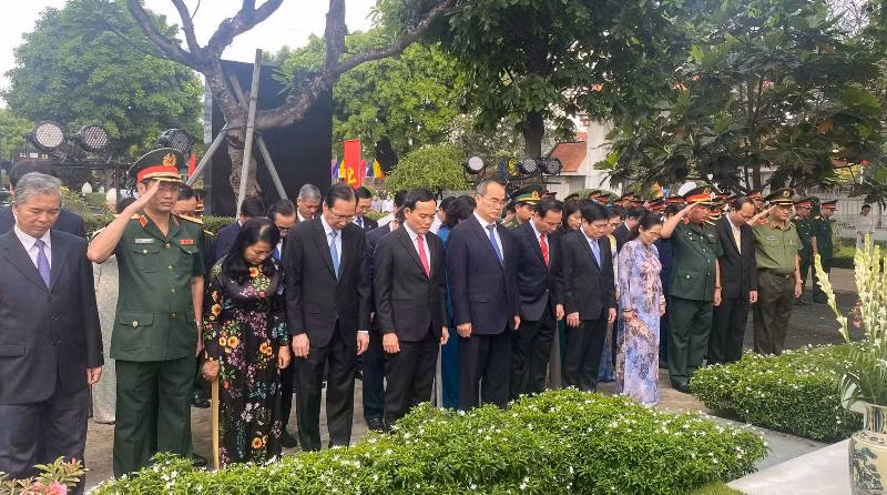 Các đại biểu mặc niệm tưởng nhớ Chủ tịch nước, Đại tướng Lê Đức Anh.
