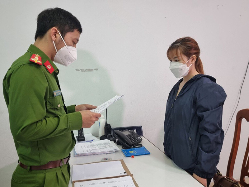 Đối tượng Lê Thị Bình. Mua bán trái phép tài khoản ngân hàng thu lợi bất chính -0