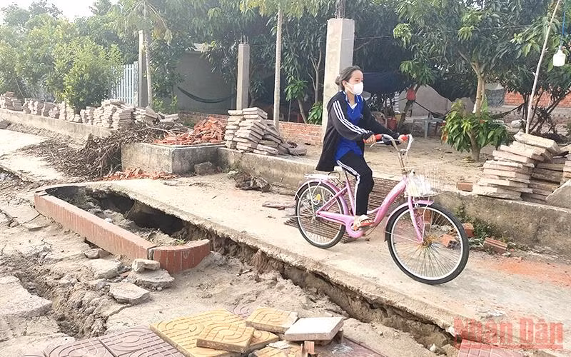 Nhiều phụ huynh lo lắng cho việc đi lại của con em tại đoạn kè. 