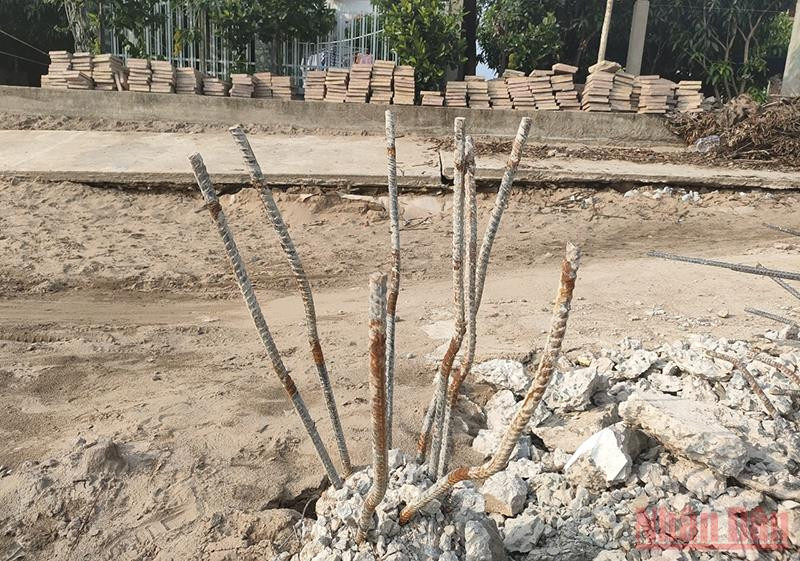 Những thanh sắt từ trụ bê-tông bị sụt lún tại kè chống xói lở. Sớm khắc phục kè chống xói lở 3 lần sạt, trượt ở Đồng Tháp -0
