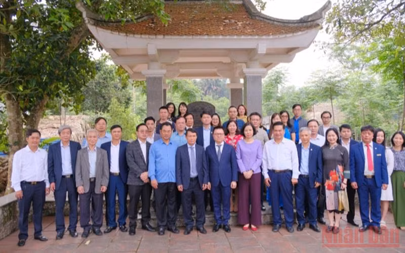 Đoàn cán bộ Hội Nhà báo Việt Nam chụp ảnh lưu niệm tại Di tích lịch sử quốc gia nơi ra đời Hội Nhà báo Việt Nam.