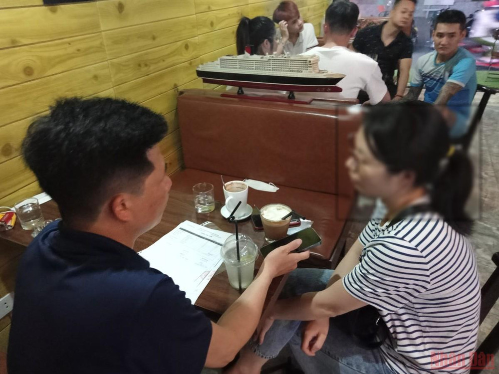 Các phụ huynh hoang mang khi các cơ sở của iSpeaking đồng loạt dừng hoạt động. Việc liên lạc với chủ trung tâm cũng rất khó khăn trong khi họ đã bỏ ra từ vài chục tới cả trăm triệu đồng đóng học phí. (Ảnh: Sơn Bách) Điêu đứng vì trung tâm tiếng Anh bỗng dưng… biến mất -0